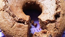 Bolo trufado com frutas secas