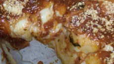 Lasanha 3 queijos simples com molho vermelho