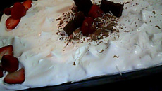 Pavê de chocolate com morangos e chantilly