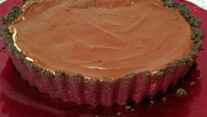 Torta de chocolate e amendoim com massa de biscoito oreo