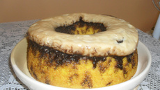Bolo de cenoura com cobertura de leite condensado cozido e granulado