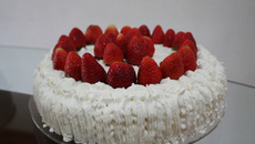 Bolo de morango com chantilly