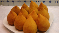 Coxinha com massa de farinha e batata