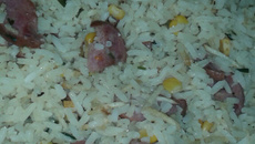 Arroz temperado com calabresa e batata palha