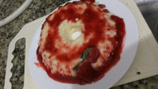 Pudim de geladeira com calda de morango