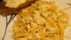 Espaguete alho e óleo com filé ao molho de gorgonzola