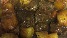 Carne com cerveja preta maravilhosa e fácil