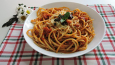 Espaguete ao molho vermelho e pesto de manjericão 