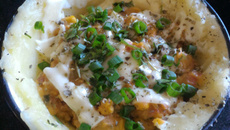 Batata recheada com linguiça e bacon