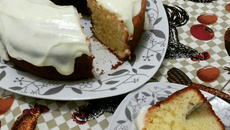 Bolo de iogurte com cobertura de limão