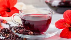 Chá de hibisco com sabor intenso e dica para preparar do jeito certo