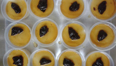 Manjar branco com calda de ameixas