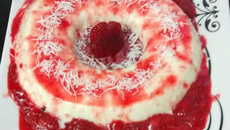 Manjar de coco com calda de morangos