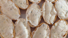 Salada de maionese pastosa para comer na barquinha