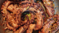 Polvo ao alho e óleo