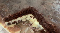 Bolo de chocolate com brigadeiro comum e brigadeiro de leite ninho