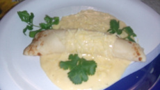 Panqueca de queijo com molho branco