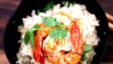 Arroz jasmim picante com coco, alho-poró e camarão