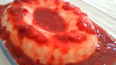 Flan de coco com calda de morango