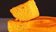 Bolo de fubá de liquidificador cremoso sem trigo e assado na airfryer