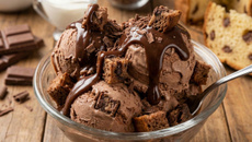 Sorvete de panetone de chocolate com calda de chocolate