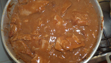 Falso molho madeira com pernil fatiado