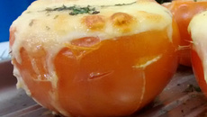 Tomate recheado com queijo