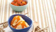 Frozen de cajá com calda de pitanga