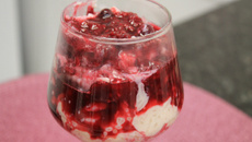 Arroz doce com coulis de frutas vermelhas