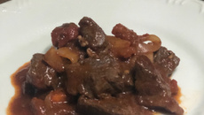 Alcatra ao molho de tomate e vinho