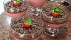 Mousse de morango com cobertura de chocolate