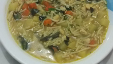 Canja de galinha com macarrão