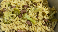 Macarrão com brócolis, linguiça e bacon