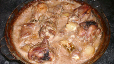 Coxa de frango no creme de cebola