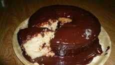 Bolo branco com calda de chocolate sem ovo