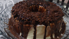 Pudim gelado com calda de chocolate