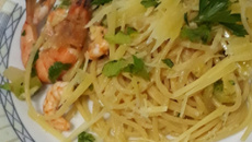 Macarrão com abobrinha e camarão