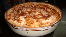 Gelado de leite coberto por bolacha e chocolate