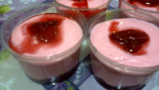 Sobremesa tipo Danoninho com geleia de morango