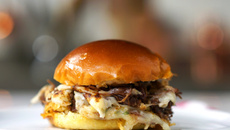 Sanduíche de carne de panela na travessa