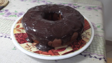 Bolo de banana com cobertura de chocolate (Vegano)