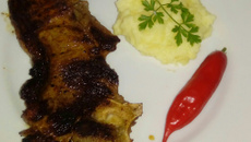 Chuleta na frigideira com purê de babatas