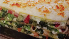 Lasanha de brócolis e molho branco