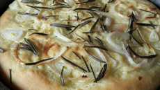 Foccacia levíssima de alecrim e cebola