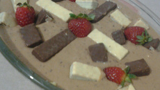 Torta de bis com morangos