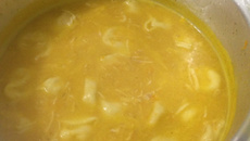 Caldo de legumes com capeletti