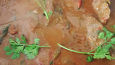 Bife de fígado fresco ao molho