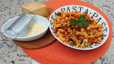 Fusilli ao molho de linguiça toscana