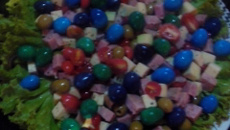 Salada fria com ovos coloridos