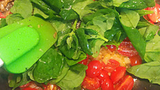 Macarrão especial com espinafre, tomate cereja e pernil